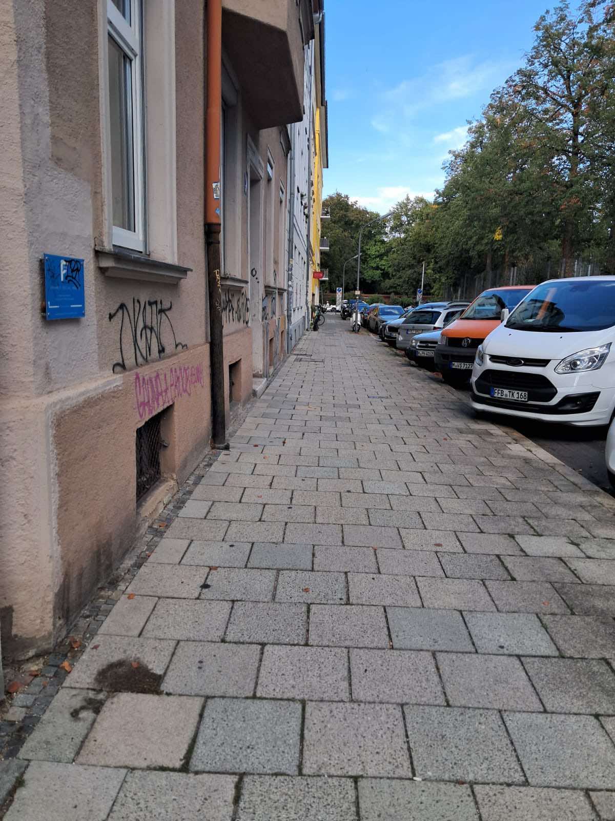Gereinigter Gehsteig und Hauszugang in einer Münchner Wohnstraße