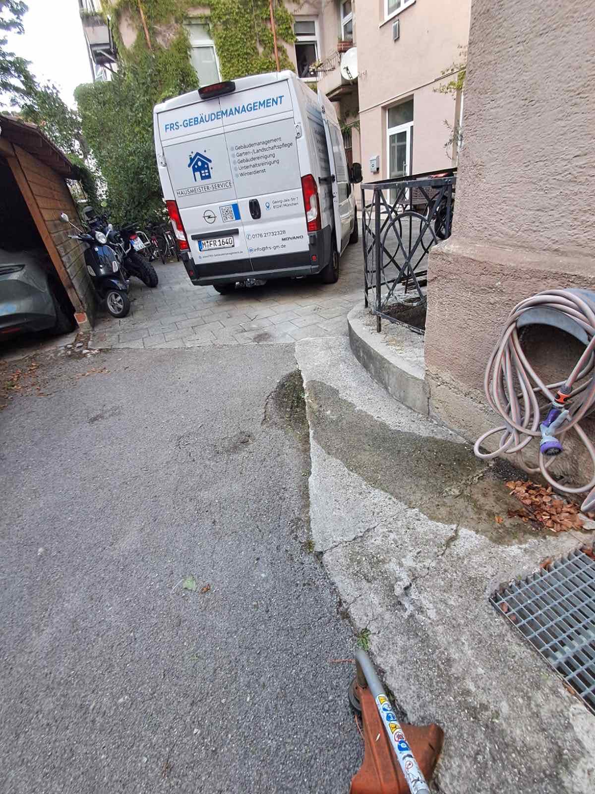 Einsatzfahrzeug von FRS Gebäudemanagement im Innenhof eines Objekts