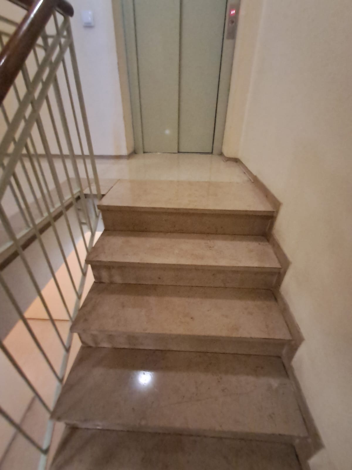 Gereinigte Marmortreppe mit Zugang zum Aufzug