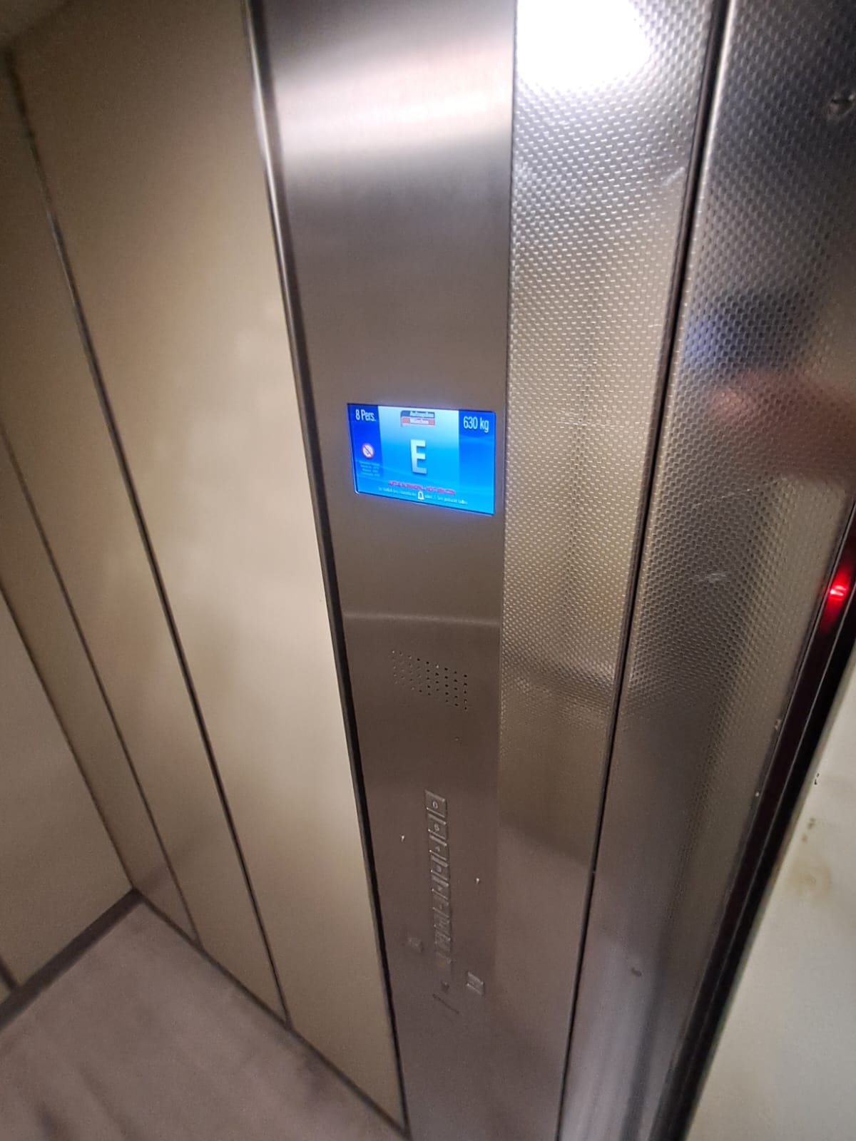 Gereinigte Aufzugtüren aus Edelstahl im Treppenhaus
