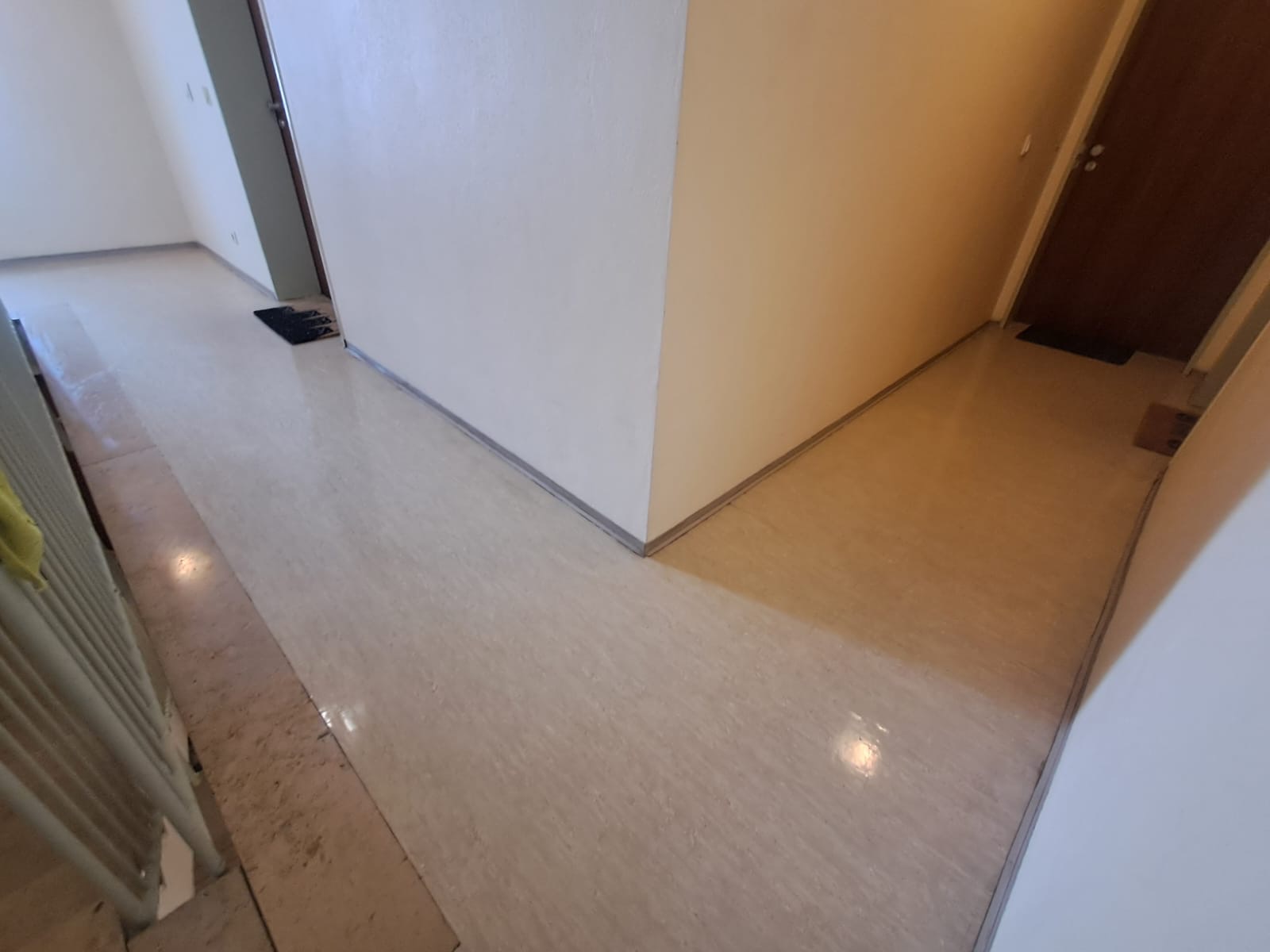 Gereinigter Vorraum vor den Wohnungstüren nach der Unterhaltsreinigung