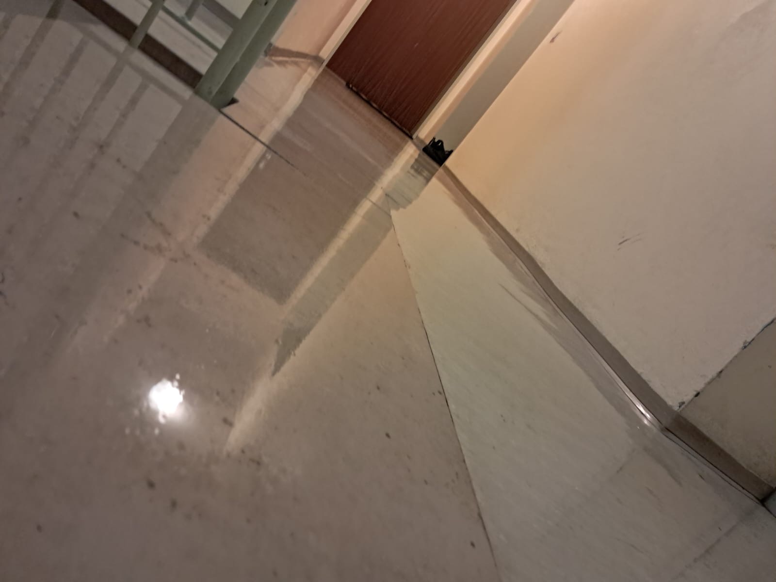 Gereinigter Kellerflur mit spiegelndem Boden