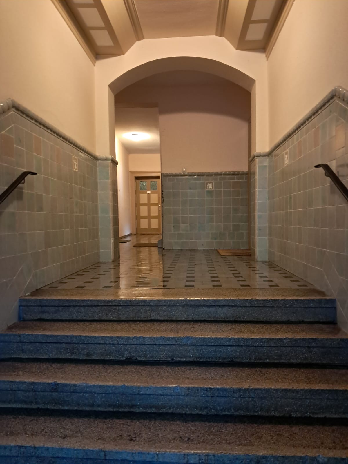 Gereinigter Eingangsbereich mit Terrazzotreppe und Fliesenwänden